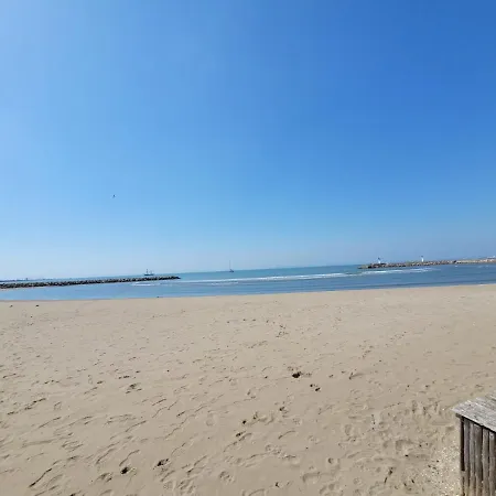 Avec Loggia Entre Port, Et Piscine * Le Grau-du-Roi