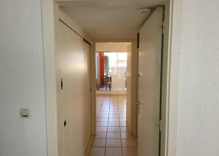 Avec Loggia Entre Port, Et Piscine * Le Grau-du-Roi