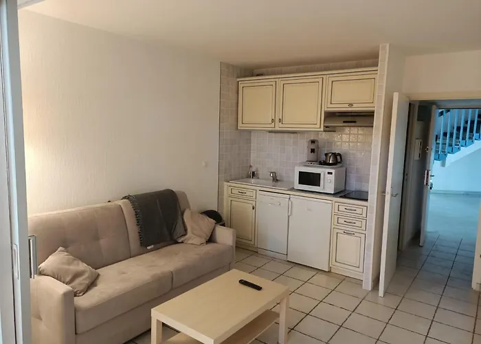 Διαμέρισμα Avec Loggia Entre Port, Et Piscine *